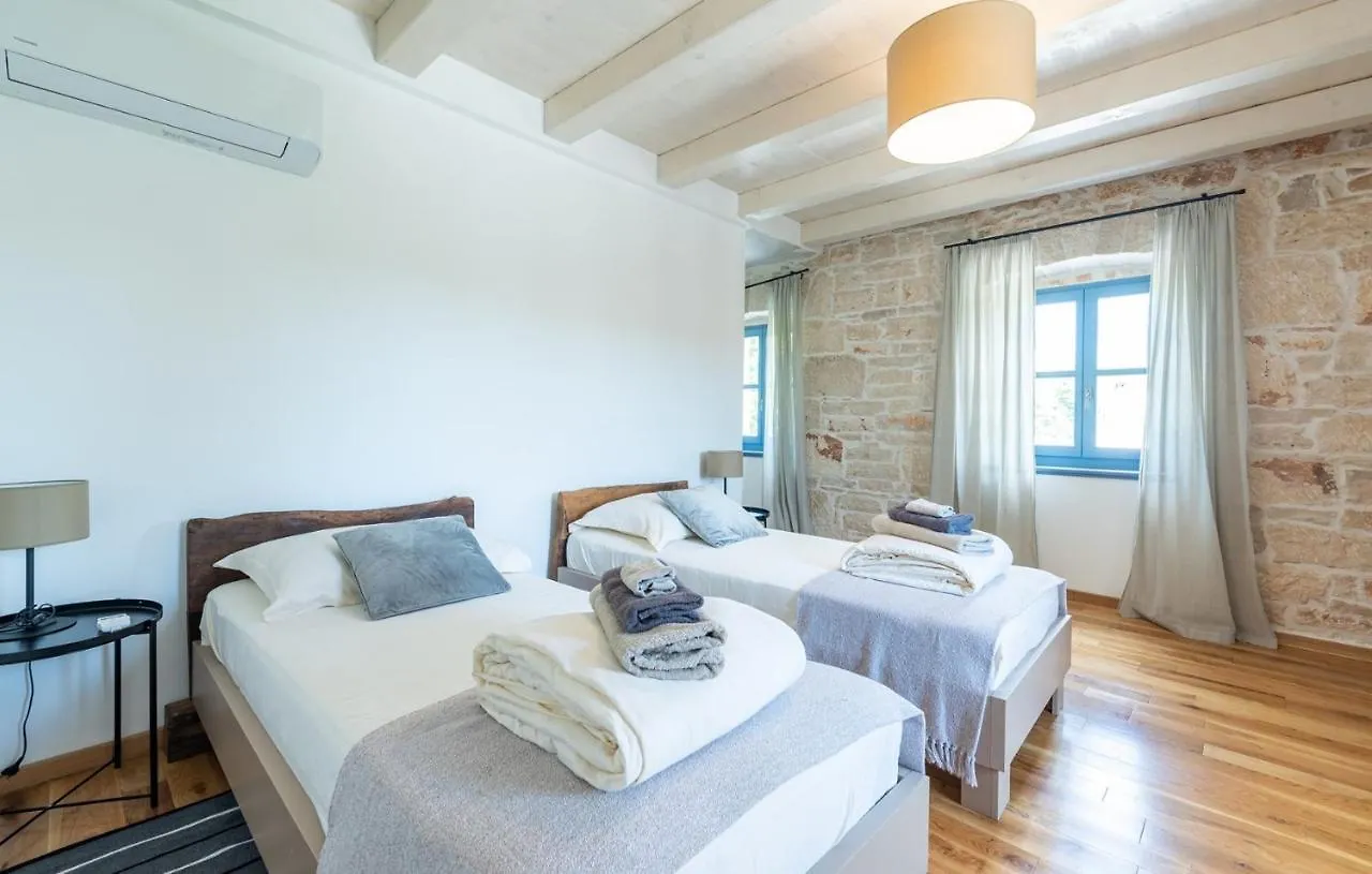 Villa Pi With Heated Pool Tinjan Kroatien