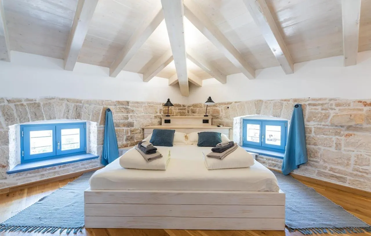 Villa Pi With Heated Pool Tinjan 0*,