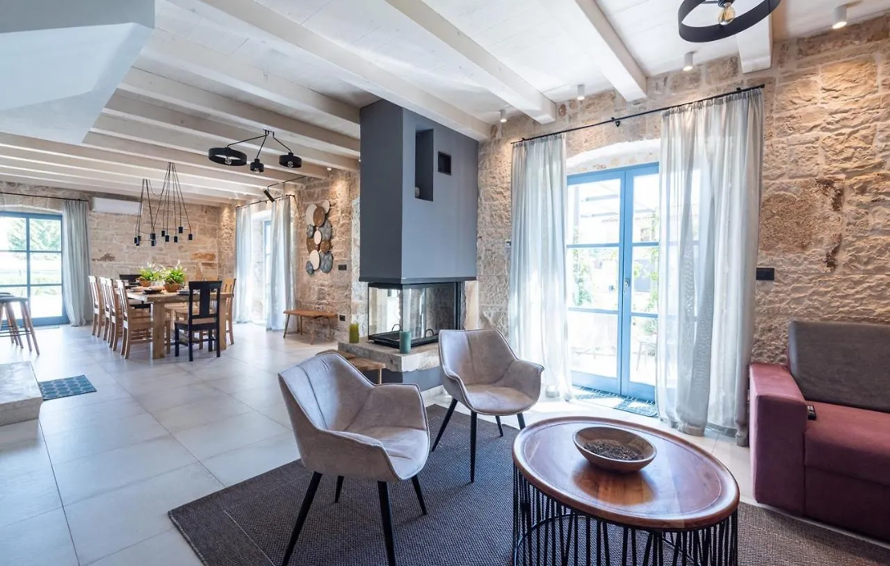 Villa Pi With Heated Pool Tinjan